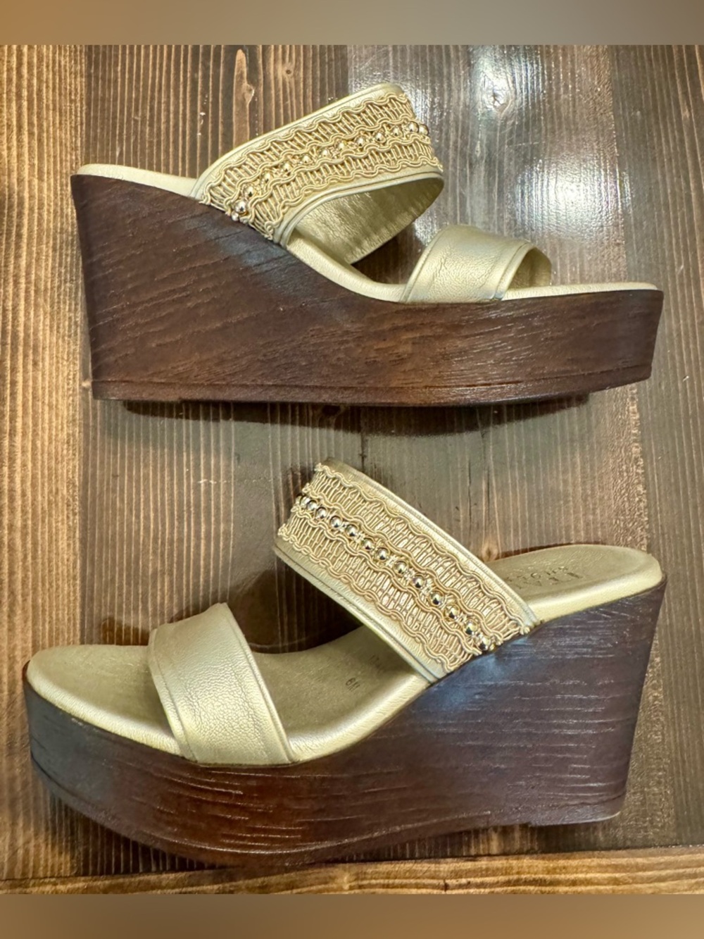 NWOB Italian Shoemakers Audi Gold Wedge Sandals‎ with Embellished Straps Size 6